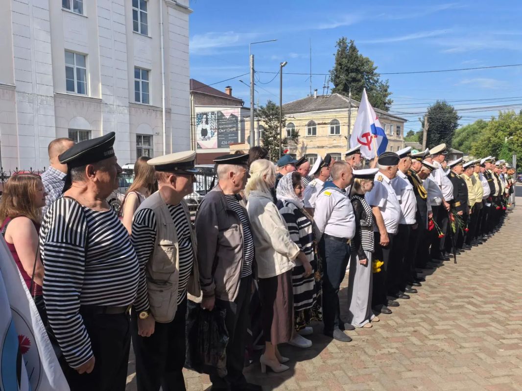 Коллектив департамента физической культуры и спорта региона принял участие в торжествах по случаю Дня ВМФ Коллектив департамента физической культуры и спорта региона принял участие в торжествах по случаю Дня ВМФ