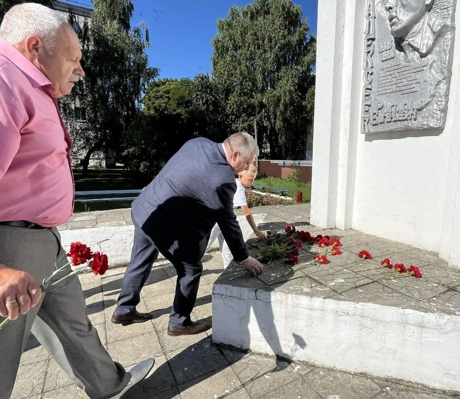 Сегодня, 26 июля, у памятного знака уроженцу нашего города, выдающемуся советскому кораблестроителю Ростиславу Алексееву, состоялось торжественное мероприятие, посвящённое Дню военно-морского флота Сегодня, 26 июля, у памятного знака уроженцу нашего города, выдающемуся советскому кораблестроителю Ростиславу Алексееву, состоялось торжественное мероприятие, посвящённое Дню военно-морского флота