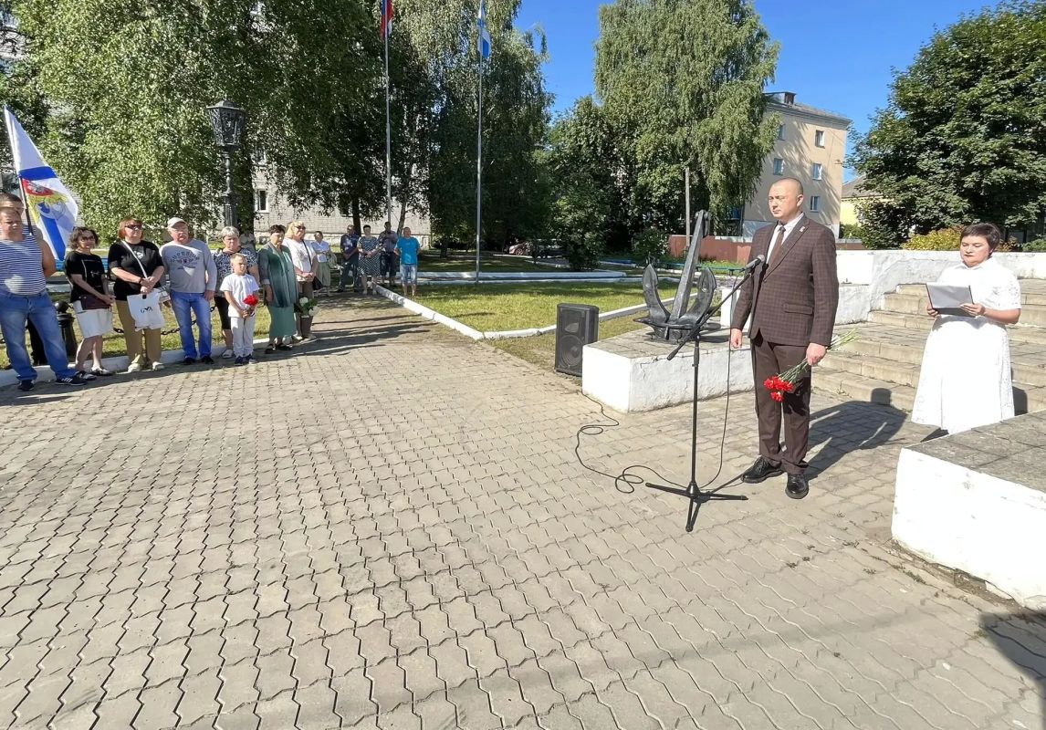 Сегодня, 26 июля, у памятного знака уроженцу нашего города, выдающемуся советскому кораблестроителю Ростиславу Алексееву, состоялось торжественное мероприятие, посвящённое Дню военно-морского флота Сегодня, 26 июля, у памятного знака уроженцу нашего города, выдающемуся советскому кораблестроителю Ростиславу Алексееву, состоялось торжественное мероприятие, посвящённое Дню военно-морского флота