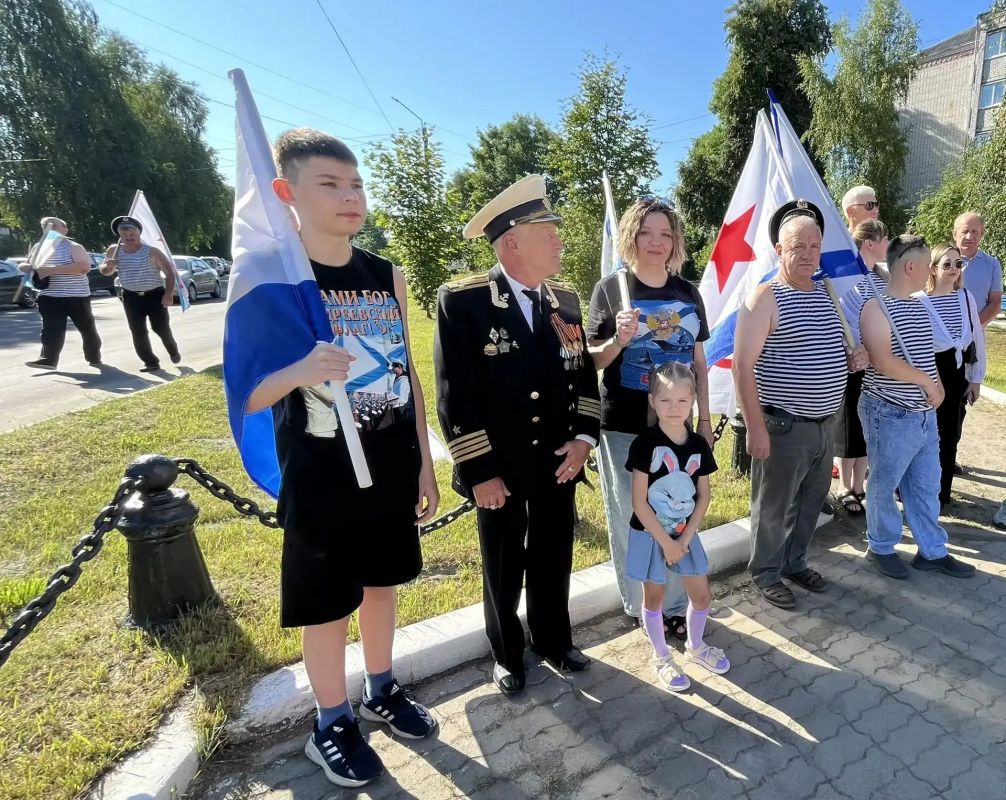 Сегодня, 26 июля, у памятного знака уроженцу нашего города, выдающемуся советскому кораблестроителю Ростиславу Алексееву, состоялось торжественное мероприятие, посвящённое Дню военно-морского флота Сегодня, 26 июля, у памятного знака уроженцу нашего города, выдающемуся советскому кораблестроителю Ростиславу Алексееву, состоялось торжественное мероприятие, посвящённое Дню военно-морского флота