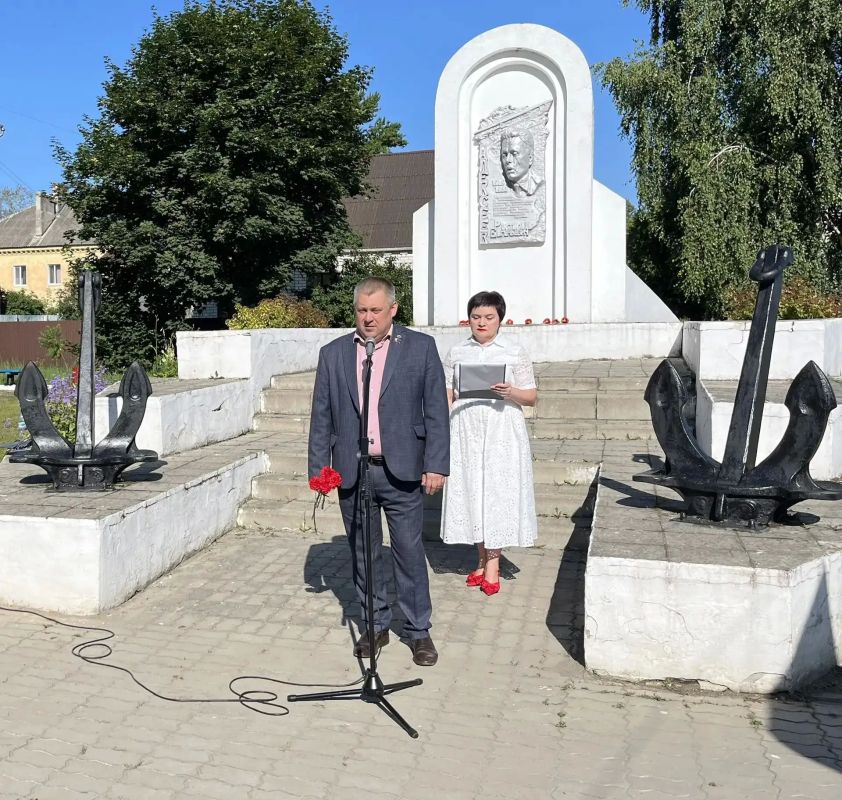 Сегодня, 26 июля, у памятного знака уроженцу нашего города, выдающемуся советскому кораблестроителю Ростиславу Алексееву, состоялось торжественное мероприятие, посвящённое Дню военно-морского флота Сегодня, 26 июля, у памятного знака уроженцу нашего города, выдающемуся советскому кораблестроителю Ростиславу Алексееву, состоялось торжественное мероприятие, посвящённое Дню военно-морского флота