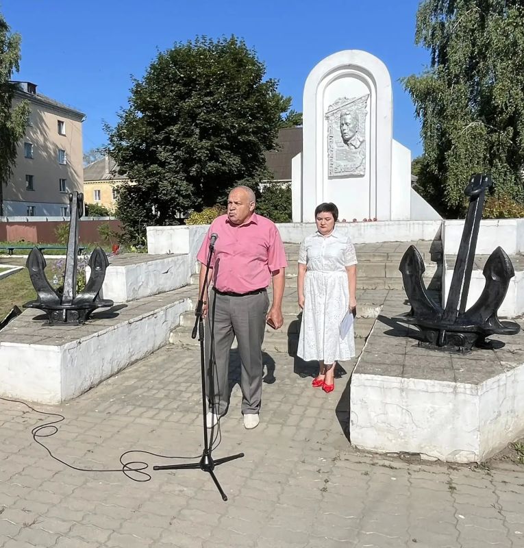 Сегодня, 26 июля, у памятного знака уроженцу нашего города, выдающемуся советскому кораблестроителю Ростиславу Алексееву, состоялось торжественное мероприятие, посвящённое Дню военно-морского флота Сегодня, 26 июля, у памятного знака уроженцу нашего города, выдающемуся советскому кораблестроителю Ростиславу Алексееву, состоялось торжественное мероприятие, посвящённое Дню военно-морского флота