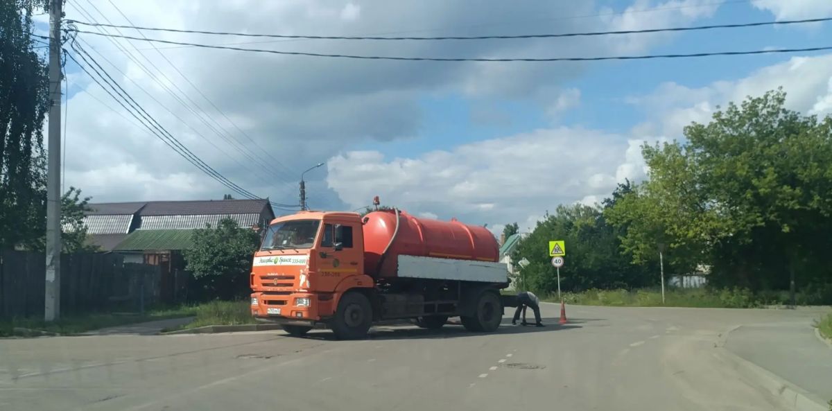 Поймали с поличным. Соблюдение требований в области окружающей среды – это не только «выбросить пакет с мусором или диван» в установленное место, это ещё и слив жидких бытовых отходов автотранспортом, образующихся в...