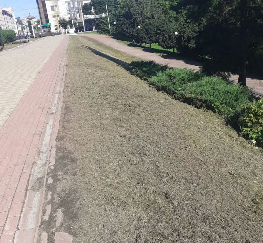 Сегодня в рамках традиционной санитарной пятницы работники Управления автомобильных дорог Брянской области провели комплекс работ в парке «Звёздный» в Советском районе Брянска Сегодня в рамках традиционной санитарной пятницы работники Управления автомобильных дорог Брянской области провели комплекс работ в парке «Звёздный» в Советском районе Брянска