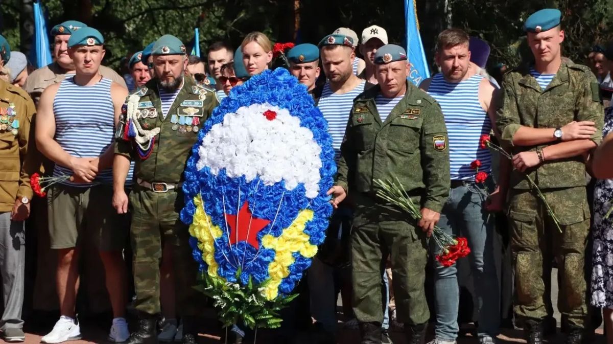 Сегодня у памятника «Круговая оборона» прошёл торжественный митинг в честь Дня ВДВ Сегодня у памятника «Круговая оборона» прошёл торжественный митинг в честь Дня ВДВ