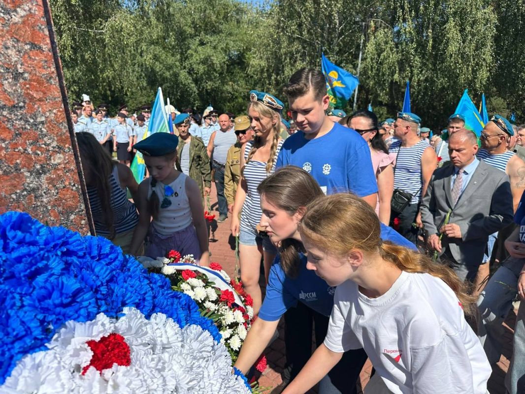 В Брянске у мемориала «Круговая оборона» состоялось торжественное мероприятие, посвященное 96-й годовщине образования Воздушно-десантных войск В Брянске у мемориала «Круговая оборона» состоялось торжественное мероприятие, посвященное 96-й годовщине образования Воздушно-десантных войск
