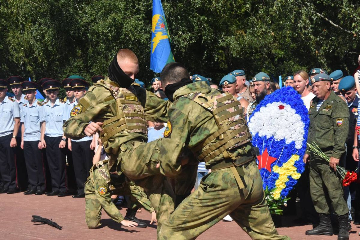 В Брянске у мемориала «Круговая оборона» состоялось торжественное мероприятие, посвященное 96-й годовщине образования Воздушно-десантных войск В Брянске у мемориала «Круговая оборона» состоялось торжественное мероприятие, посвященное 96-й годовщине образования Воздушно-десантных войск