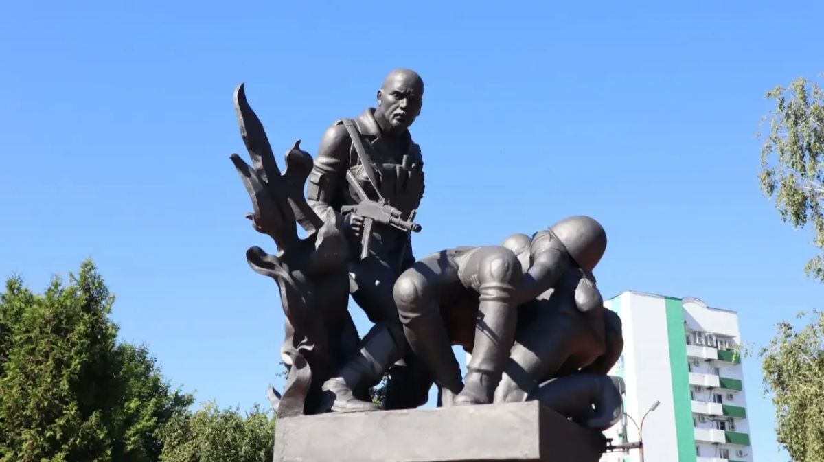 Сегодня у памятника «Круговая оборона» прошёл торжественный митинг в честь Дня ВДВ Сегодня у памятника «Круговая оборона» прошёл торжественный митинг в честь Дня ВДВ