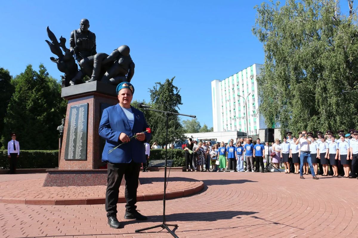 У мемориала «Круговая оборона» в Брянске сегодня прошли торжества в честь Дня ВДВ У мемориала «Круговая оборона» в Брянске сегодня прошли торжества в честь Дня ВДВ