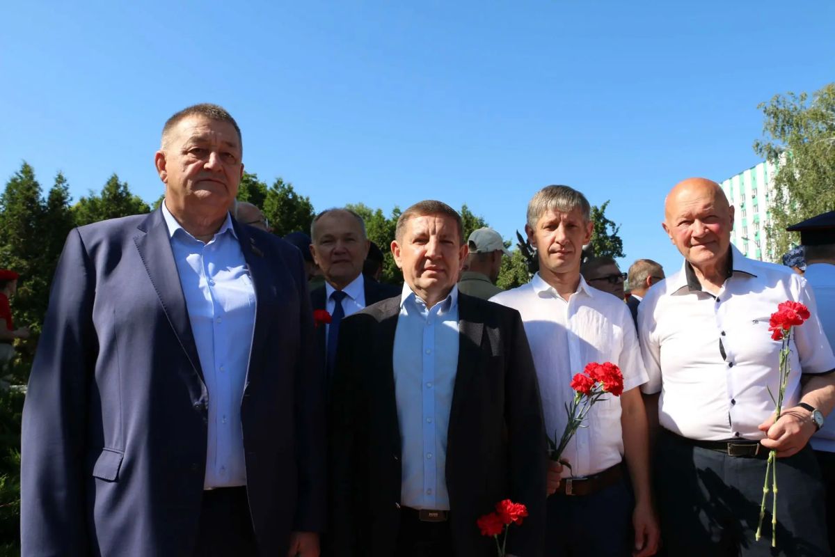 У мемориала «Круговая оборона» в Брянске сегодня прошли торжества в честь Дня ВДВ У мемориала «Круговая оборона» в Брянске сегодня прошли торжества в честь Дня ВДВ