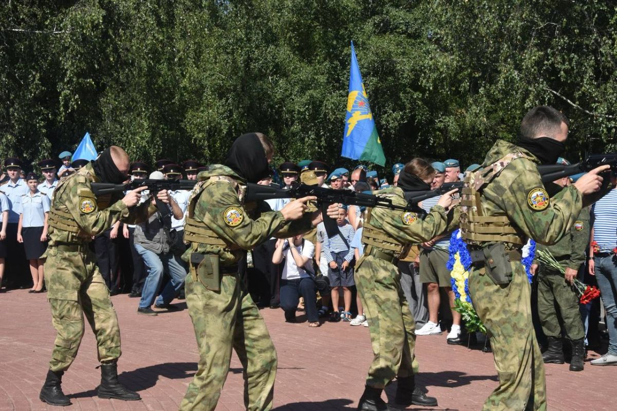 В Брянске у мемориала «Круговая оборона» состоялось торжественное мероприятие, посвященное 96-й годовщине образования Воздушно-десантных войск В Брянске у мемориала «Круговая оборона» состоялось торжественное мероприятие, посвященное 96-й годовщине образования Воздушно-десантных войск