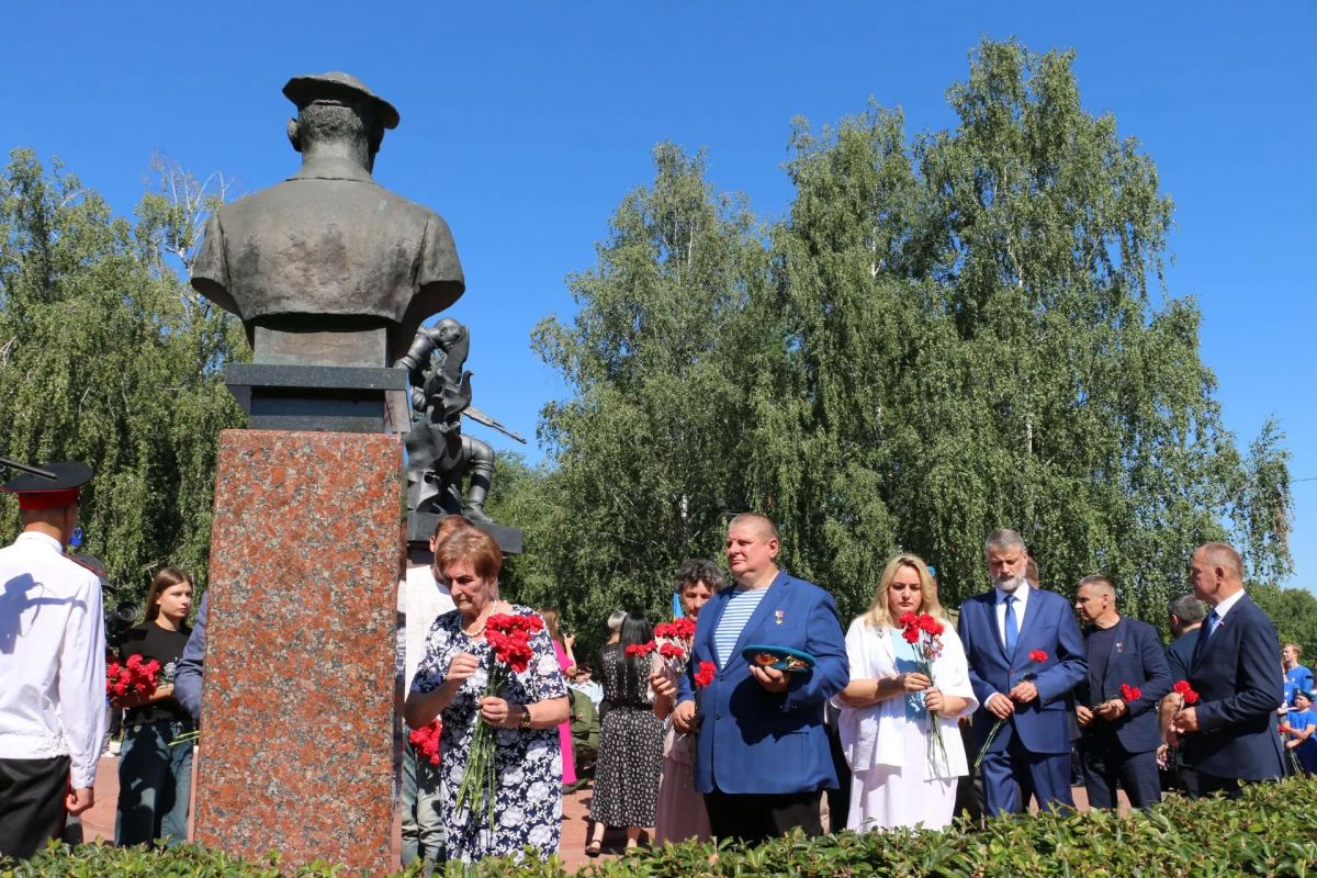 У мемориала «Круговая оборона» в Брянске сегодня прошли торжества в честь Дня ВДВ У мемориала «Круговая оборона» в Брянске сегодня прошли торжества в честь Дня ВДВ