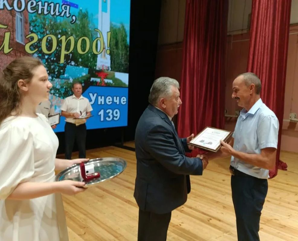 В клубе имени 1 Мая по доброй традиции состоялся праздник, посвящённый двум неразрывным для Унечи датам — Дню города и Дню железнодорожника В клубе имени 1 Мая по доброй традиции состоялся праздник, посвящённый двум неразрывным для Унечи датам — Дню города и Дню железнодорожника