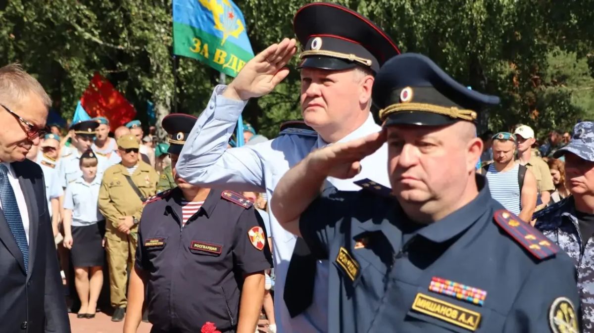 Сегодня у памятника «Круговая оборона» прошёл торжественный митинг в честь Дня ВДВ Сегодня у памятника «Круговая оборона» прошёл торжественный митинг в честь Дня ВДВ