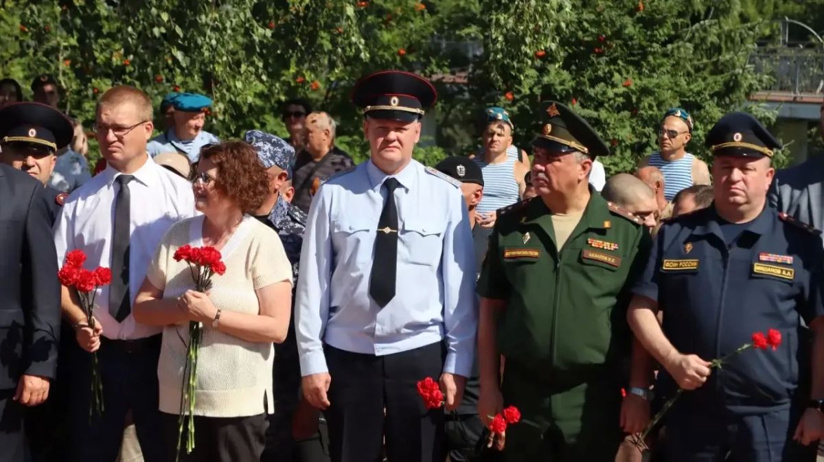 Сегодня у памятника «Круговая оборона» прошёл торжественный митинг в честь Дня ВДВ Сегодня у памятника «Круговая оборона» прошёл торжественный митинг в честь Дня ВДВ