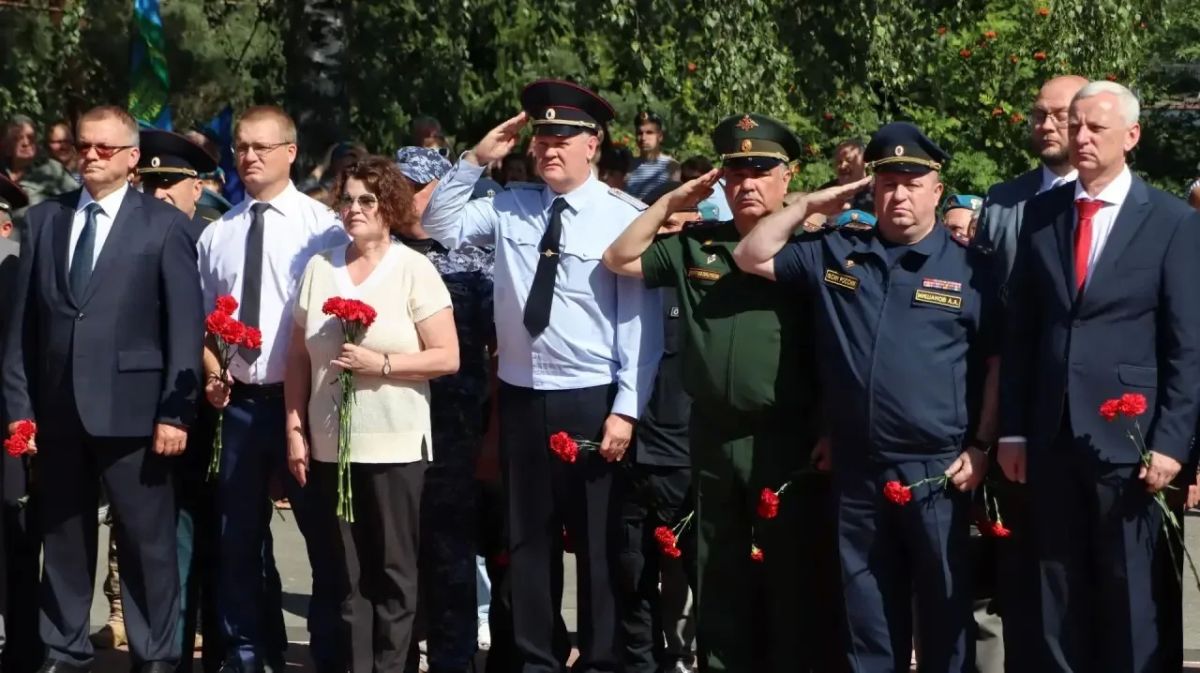 Сегодня у памятника «Круговая оборона» прошёл торжественный митинг в честь Дня ВДВ Сегодня у памятника «Круговая оборона» прошёл торжественный митинг в честь Дня ВДВ