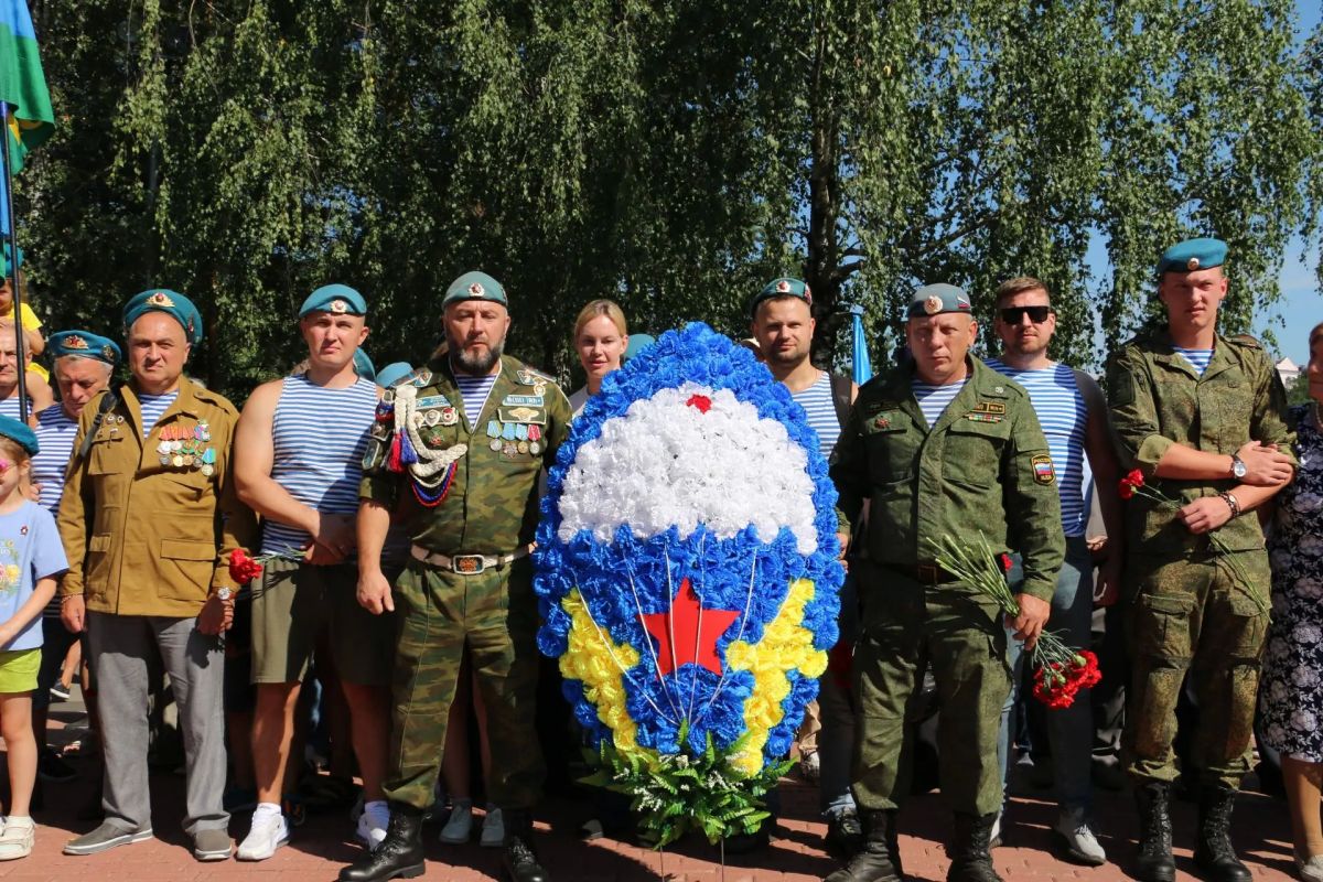 У мемориала «Круговая оборона» в Брянске сегодня прошли торжества в честь Дня ВДВ У мемориала «Круговая оборона» в Брянске сегодня прошли торжества в честь Дня ВДВ