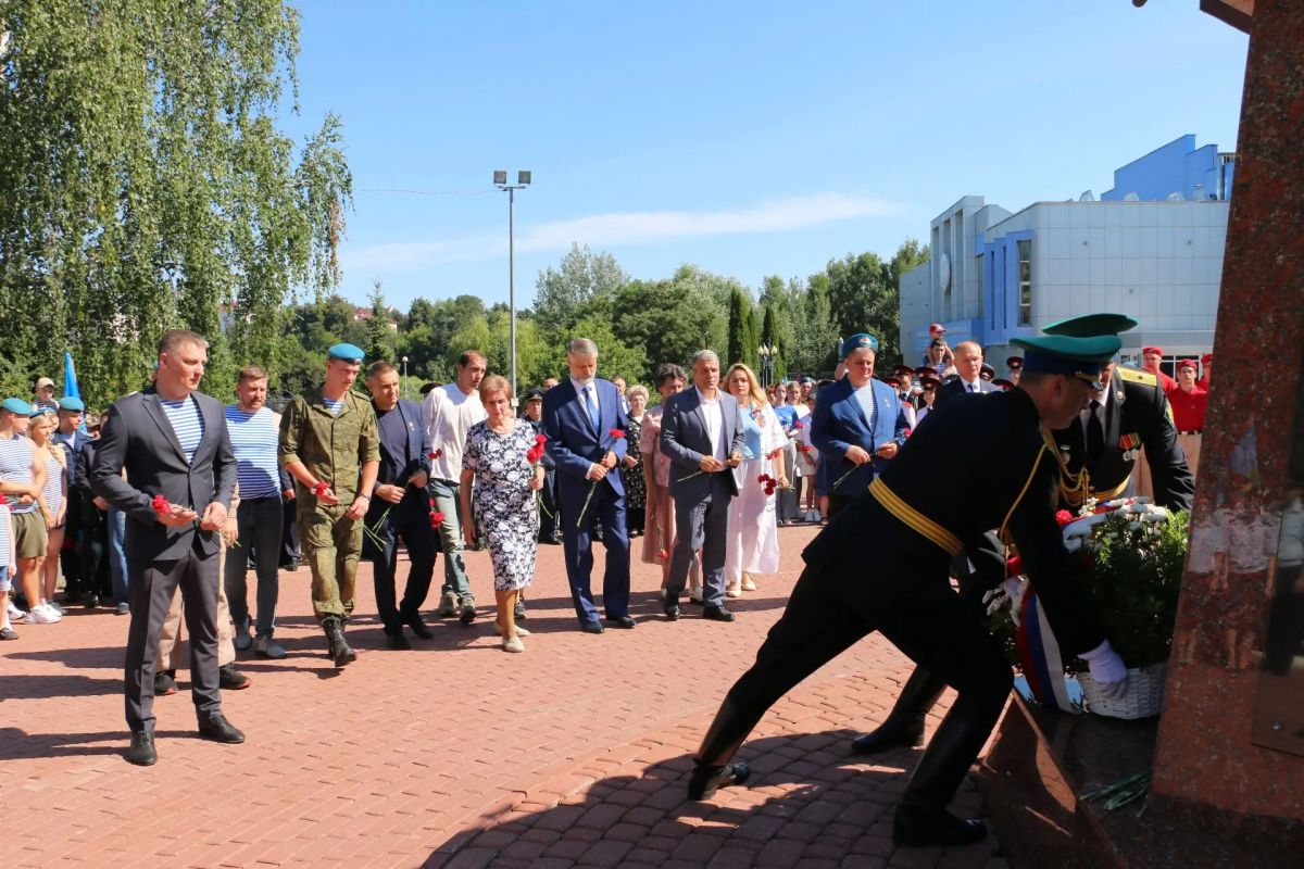 У мемориала «Круговая оборона» в Брянске сегодня прошли торжества в честь Дня ВДВ У мемориала «Круговая оборона» в Брянске сегодня прошли торжества в честь Дня ВДВ