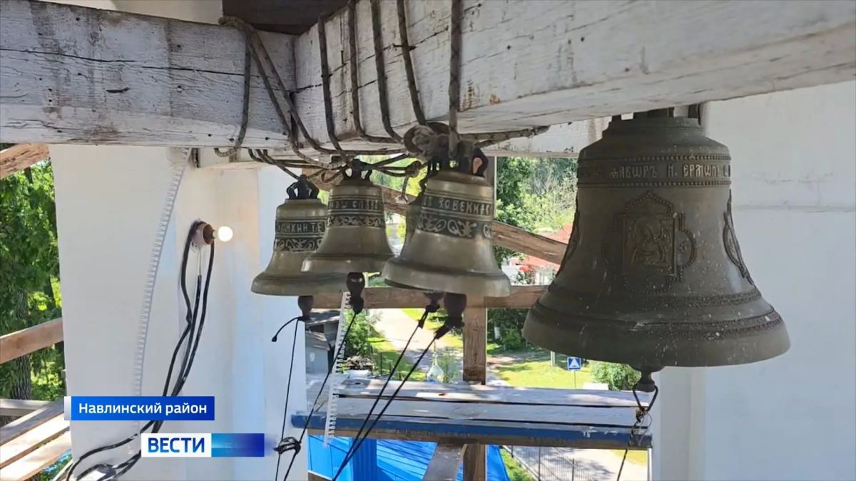 В Навле установили купол и крест на колокольне храма в честь Казанской иконы Божией Матери