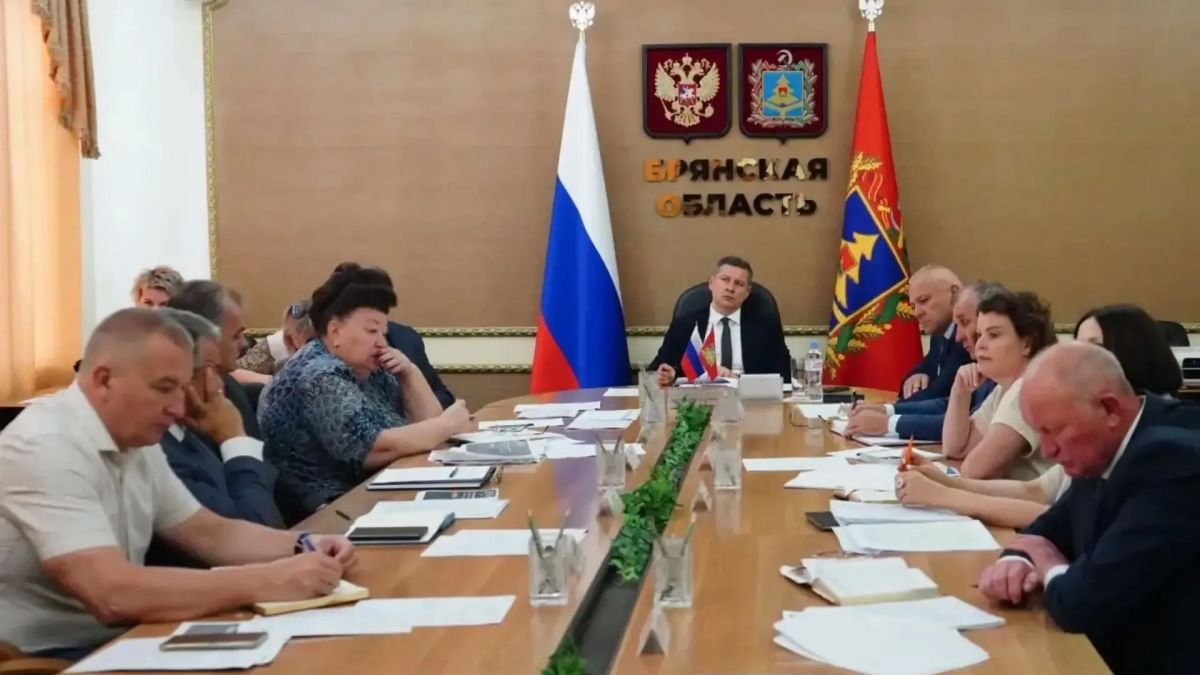Егор Ковальчук обсудил с заместителями уборку урожая и благоустройство дворов