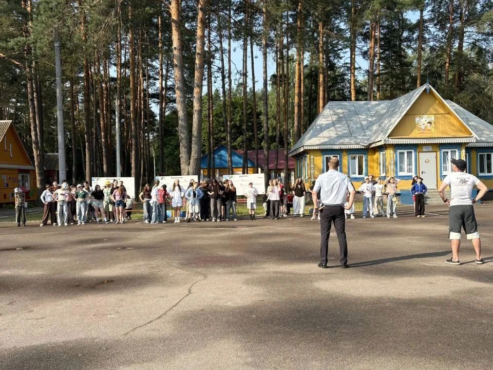 В брянском лагере «Синезерки» стражи порядка провели для детей «Зарядку со стражем порядка» В брянском лагере «Синезерки» стражи порядка провели для детей «Зарядку со стражем порядка»