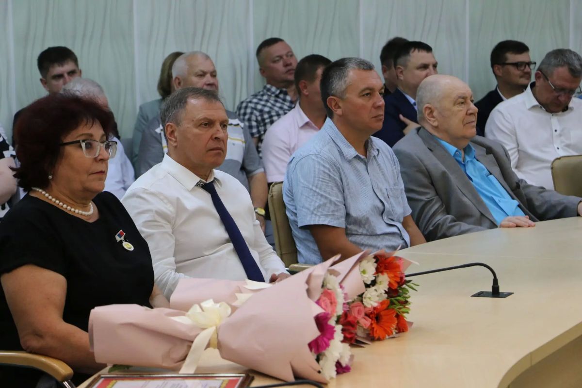 В Правительстве региона сегодня состоялось торжество в честь приближающегося Дня строителя В Правительстве региона сегодня состоялось торжество в честь приближающегося Дня строителя