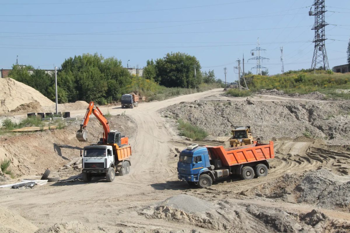 По национальному проекту «Инфраструктура для жизни» в Советском районе Брянска ведется строительство масштабного капиталоёмкого объекта – дороги-дублёра улицы Карачижской По национальному проекту «Инфраструктура для жизни» в Советском районе Брянска ведется строительство масштабного капиталоёмкого объекта – дороги-дублёра улицы Карачижской