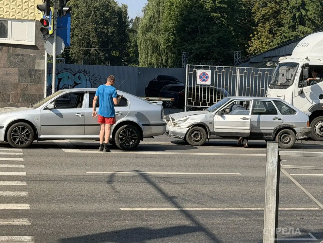 Сегодня утром в Брянске произошло дорожно-транспортное происшествие Сегодня утром в Брянске произошло дорожно-транспортное происшествие