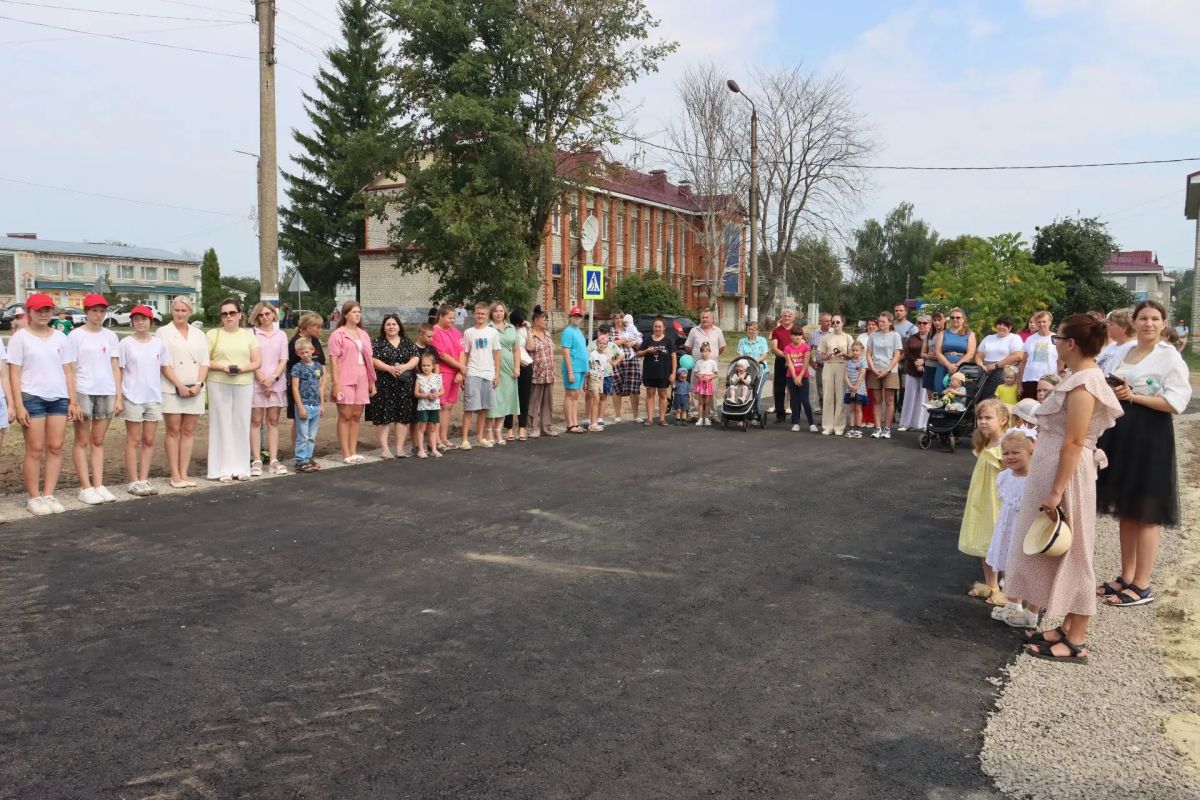 5 августа в с. Меленск Стародубского округа была по-настоящему праздничная атмосфера: здесь состоялось торжественное открытие новой детской игровой площадки 5 августа в с. Меленск Стародубского округа была по-настоящему праздничная атмосфера: здесь состоялось торжественное открытие новой детской игровой площадки