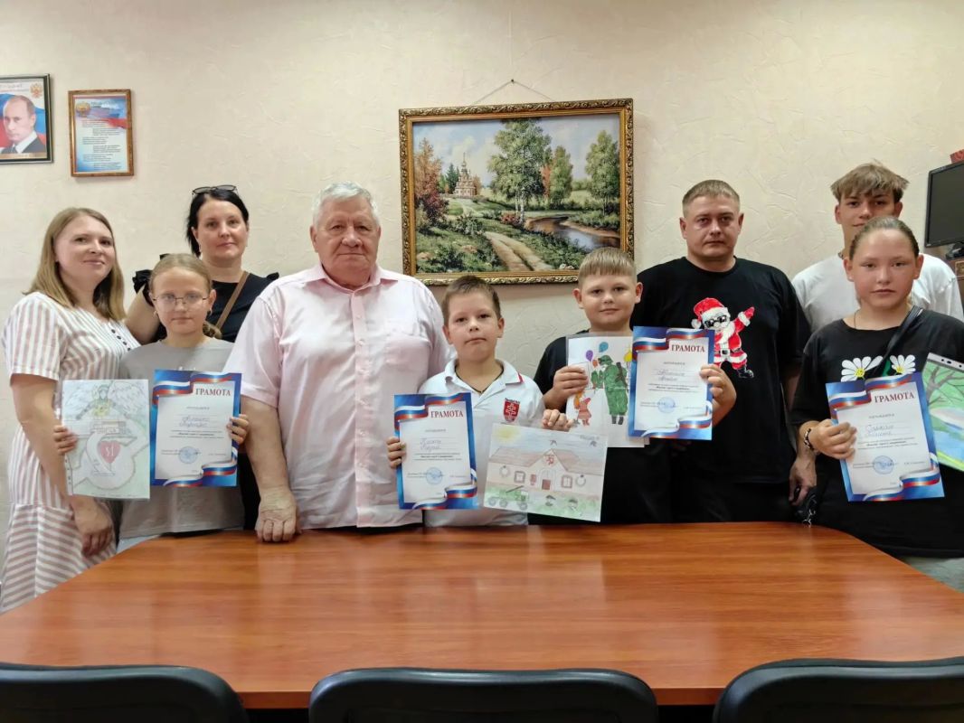 4 августа 2026 года в ГБУ КЦСОН Унечского района состоялось торжественное награждение победителя и участников онлайн-конкурса детских рисунков «Вместе: город и защитники» для детей из многодетных семей и детей участников СВО