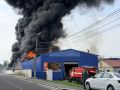 В Брянске ликвидируют пожар в складском помещении