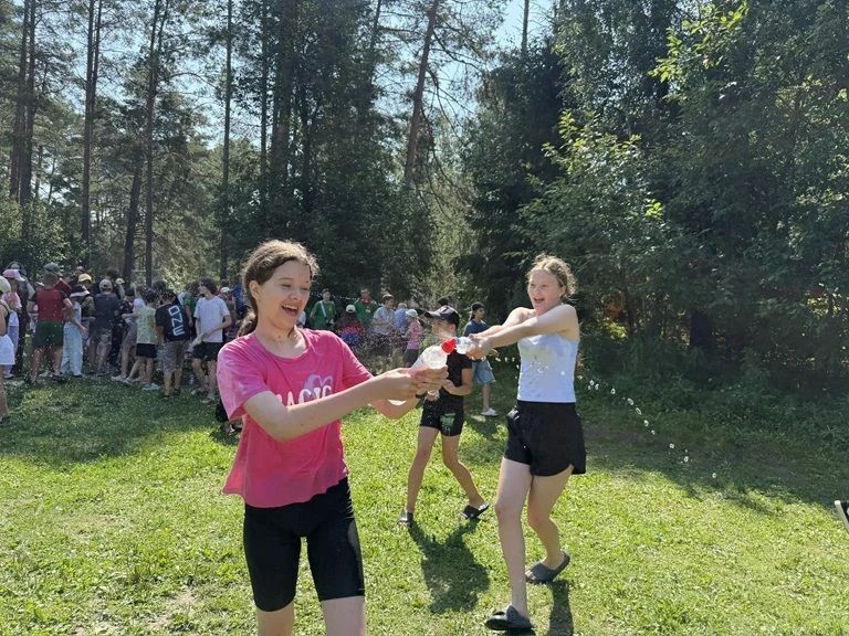 Смех, брызги и командный дух: чем запомнилось открытие смены в «Искорке» Смех, брызги и командный дух: чем запомнилось открытие смены в «Искорке»