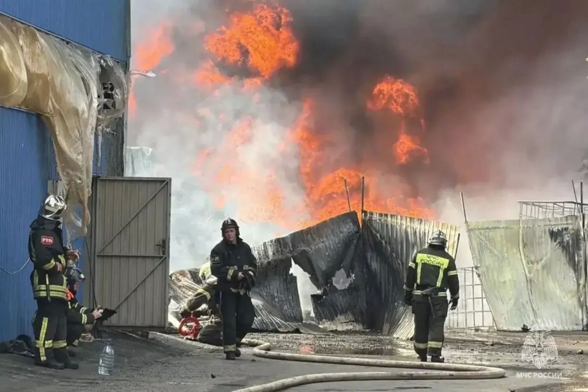 Пожар на складе в Брянске полностью ликвидирован, сообщает ГУМЧС региона
