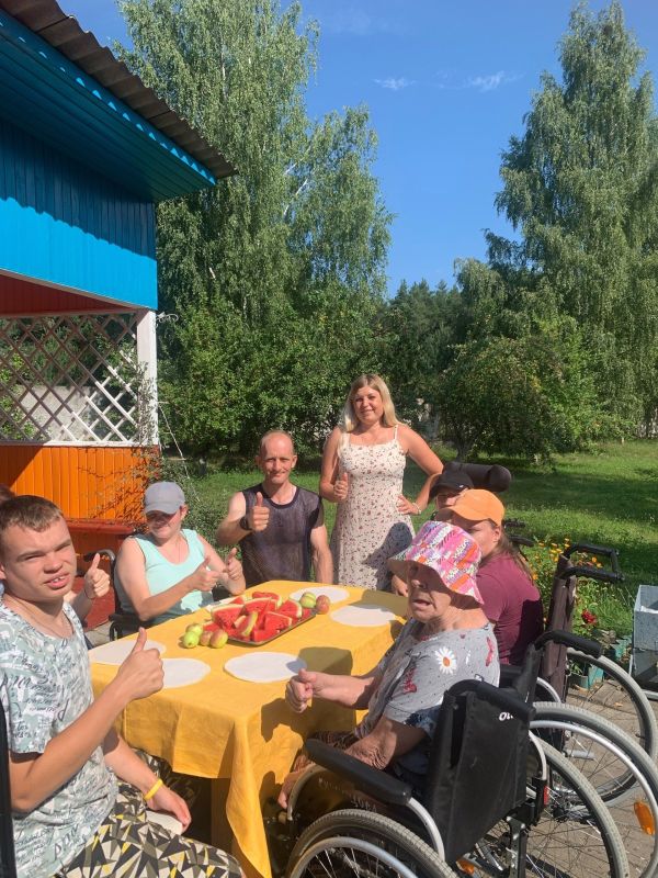В такую жаркую погоду нет ничего лучше, чем устроить настоящий арбузный праздник! Сегодня у проживающих Дарковичского дома социального обслуживания был именно такой день В такую жаркую погоду нет ничего лучше, чем устроить настоящий арбузный праздник! Сегодня у проживающих Дарковичского дома социального обслуживания был именно такой день