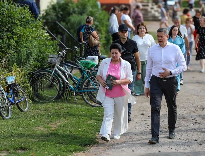 Врио губернатора Ковальчук Е. В. побывал в с. Великая Топаль. Жителям села запомнится не просто посещение села руководителем региона, но и живые эмоции Врио губернатора Ковальчук Е. В. побывал в с. Великая Топаль. Жителям села запомнится не просто посещение села руководителем региона, но и живые эмоции