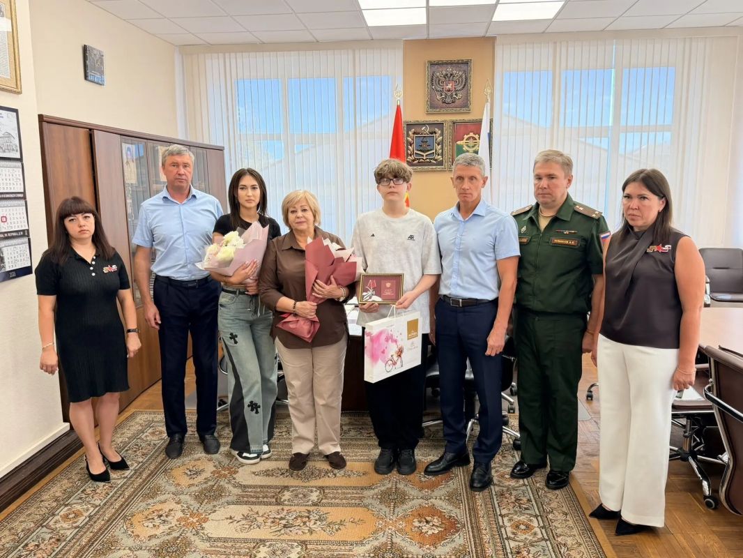 Сегодня, 10 августа 2026 года, в городе Клинцы состоялась торжественная церемония вручения государственных наград Сегодня, 10 августа 2026 года, в городе Клинцы состоялась торжественная церемония вручения государственных наград