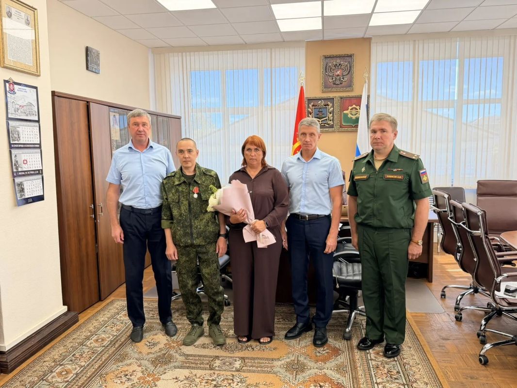 Сегодня, 10 августа 2026 года, в городе Клинцы состоялась торжественная церемония вручения государственных наград Сегодня, 10 августа 2026 года, в городе Клинцы состоялась торжественная церемония вручения государственных наград