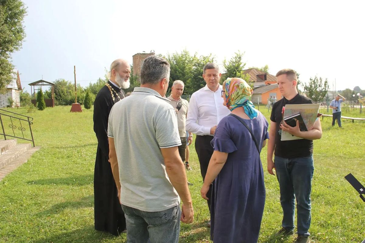 Врио губернатора Ковальчук Е. В. побывал в с. Великая Топаль. Жителям села запомнится не просто посещение села руководителем региона, но и живые эмоции Врио губернатора Ковальчук Е. В. побывал в с. Великая Топаль. Жителям села запомнится не просто посещение села руководителем региона, но и живые эмоции