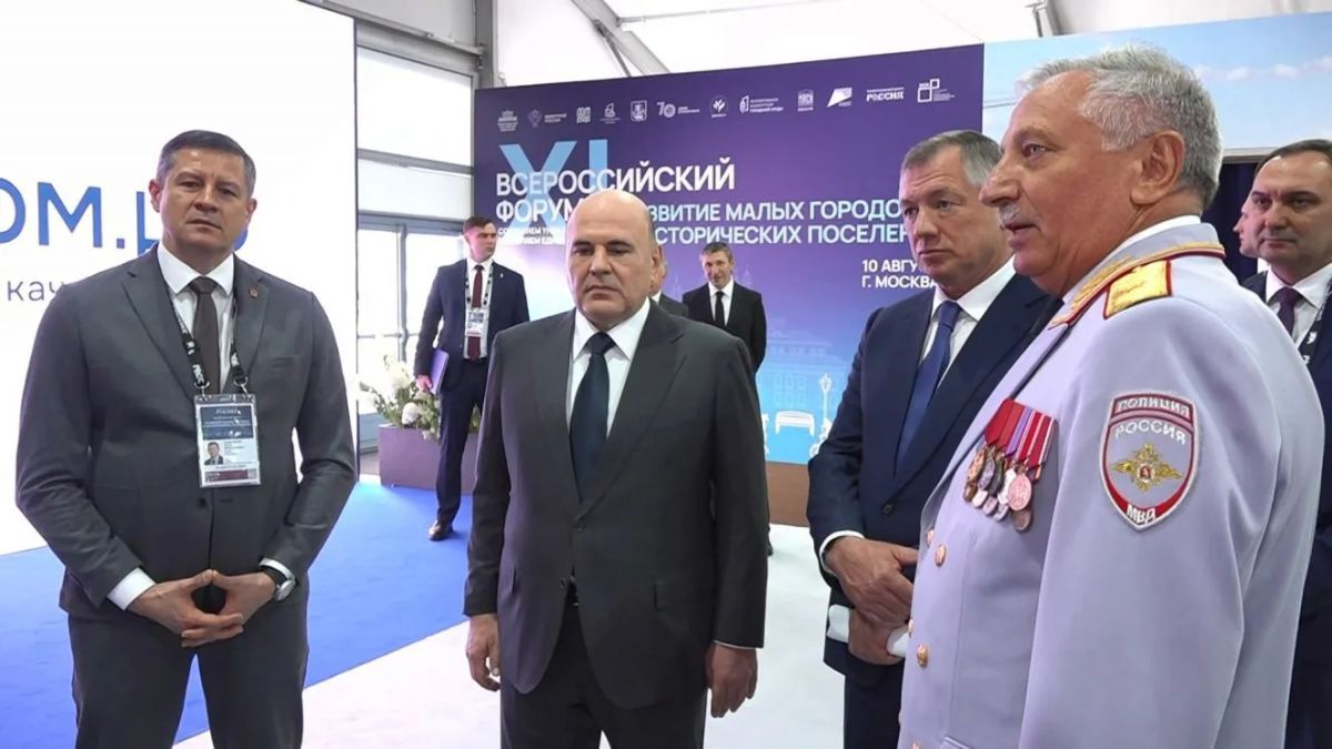 Михаил Мишустин оценил брянскую экспозицию на форуме "Развития малых городов"
