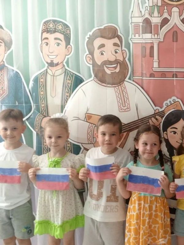 Маленькие граждане большой страны: День государственных символов России» в МБДОУ - детский сад № 8 «Тополек» Маленькие граждане большой страны: День государственных символов России» в МБДОУ - детский сад № 8 «Тополек»