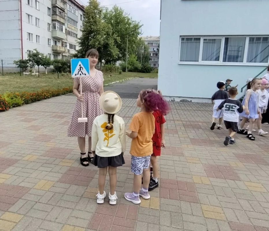 Яркий, весёлый, познавательный праздник в честь «Дня рождения светофора» прошел в МБДОУ №31 «Золотая рыбка» Яркий, весёлый, познавательный праздник в честь «Дня рождения светофора» прошел в МБДОУ №31 «Золотая рыбка»