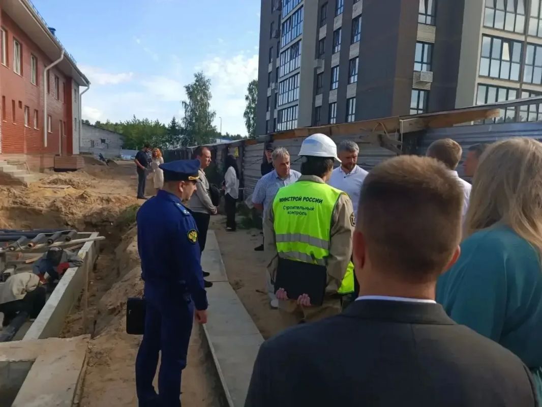 Прокурор Брянской области Владимир Мосин лично проверил ход строительства дошкольных образовательных учреждений в Бежицком районе г. Брянска и Брянском районе, возведение которых позволит создать 400 дополнительных мест Прокурор Брянской области Владимир Мосин лично проверил ход строительства дошкольных образовательных учреждений в Бежицком районе г. Брянска и Брянском районе, возведение которых позволит создать 400 дополнительных мест