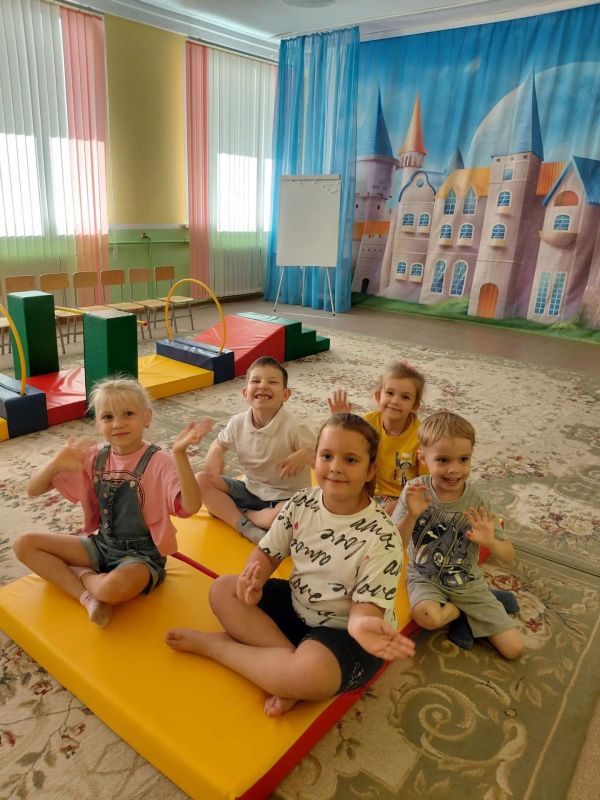 В МБДОУ — детском саду комбинированного вида №14 «Рябинка» в группе «Улыбка» ребята увлечённо проходили все задания «Квеста по станциям» в командном формате «Бум мягких модулей» В МБДОУ — детском саду комбинированного вида №14 «Рябинка» в группе «Улыбка» ребята увлечённо проходили все задания «Квеста по станциям» в командном формате «Бум мягких модулей»