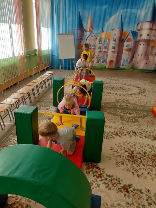 В МБДОУ — детском саду комбинированного вида №14 «Рябинка» в группе «Улыбка» ребята увлечённо проходили все задания «Квеста по станциям» в командном формате «Бум мягких модулей» В МБДОУ — детском саду комбинированного вида №14 «Рябинка» в группе «Улыбка» ребята увлечённо проходили все задания «Квеста по станциям» в командном формате «Бум мягких модулей»