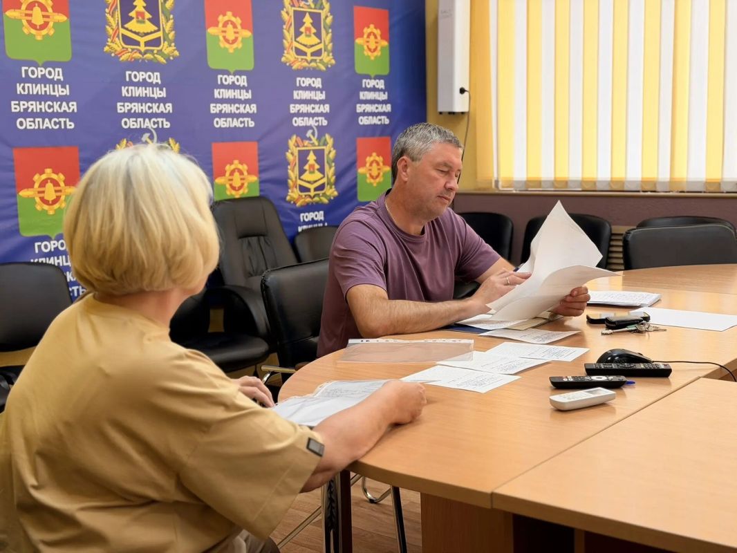 Сегодня глава Клинцовской городской администрации Сергей Юрьевич Евтеев провел очередной личный прием граждан, позволяющий напрямую услышать проблемы людей и взять их решение на контроль Сегодня глава Клинцовской городской администрации Сергей Юрьевич Евтеев провел очередной личный прием граждан, позволяющий напрямую услышать проблемы людей и взять их решение на контроль