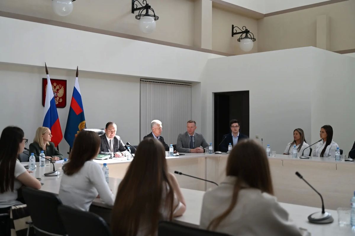 Сегодня в прокуратуре области под руководством прокурора региона Владимира Мосина прошло профориентационное мероприятие «Диалог поколений: от абитуриента до ветерана»