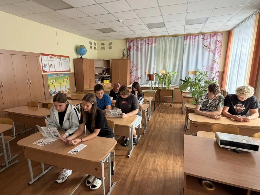 В стенах Новодарковичской средней общеобразовательной школы Брянского района набирает темп важная инициатива: программа временной занятости для несовершеннолетних В стенах Новодарковичской средней общеобразовательной школы Брянского района набирает темп важная инициатива: программа временной занятости для несовершеннолетних
