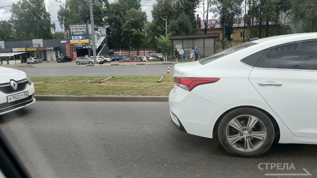 Сегодня, 14 августа, специалисты дорожного управления на проспекте Станке Димитрова в Советском районе областного центра демонтируют старое ограждение, находящееся на разделительной полосе