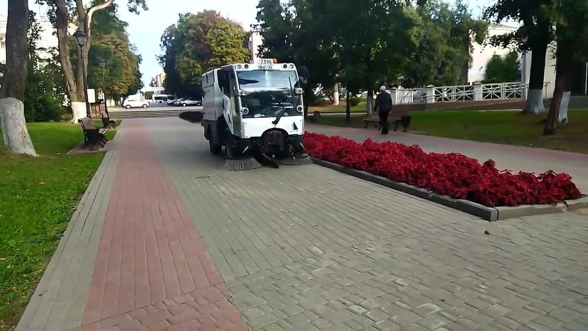 Подметальные машины не устают чистить город