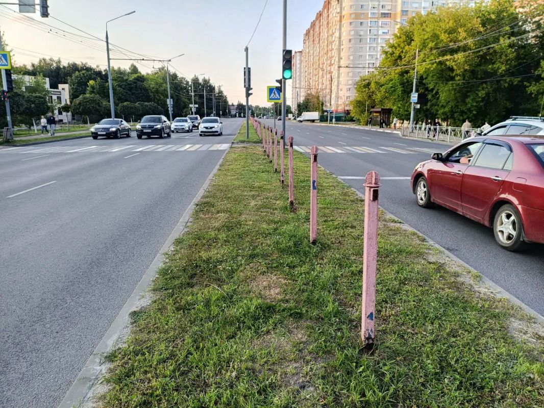 На проспекте Станке Димитрова демонтируют старое ограждение На проспекте Станке Димитрова демонтируют старое ограждение